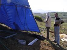 Réalisation du test d'infiltrabilité et de détachement du sol à l'aide du  simulateur de pluie de la JEAI : Vecteur-Maroc dans la région du Rif (Nord Maroc). (Photo Yannick Pépin. LISAH Montpellier)